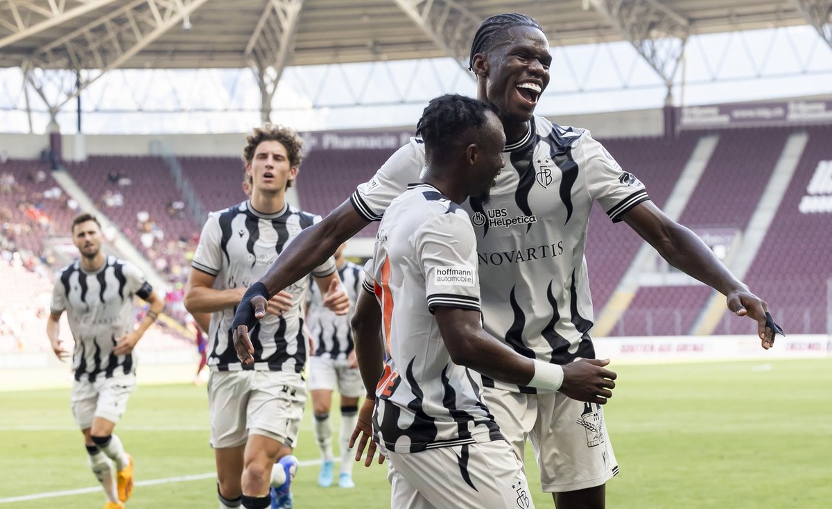 Thierno Barry (FCB), right, celebrates his goal with his teammates after scoring the 0:1, during the Super League soccer match of Swiss Championship between Servette, SFC, and Basel, FCB, at the Stade ...
