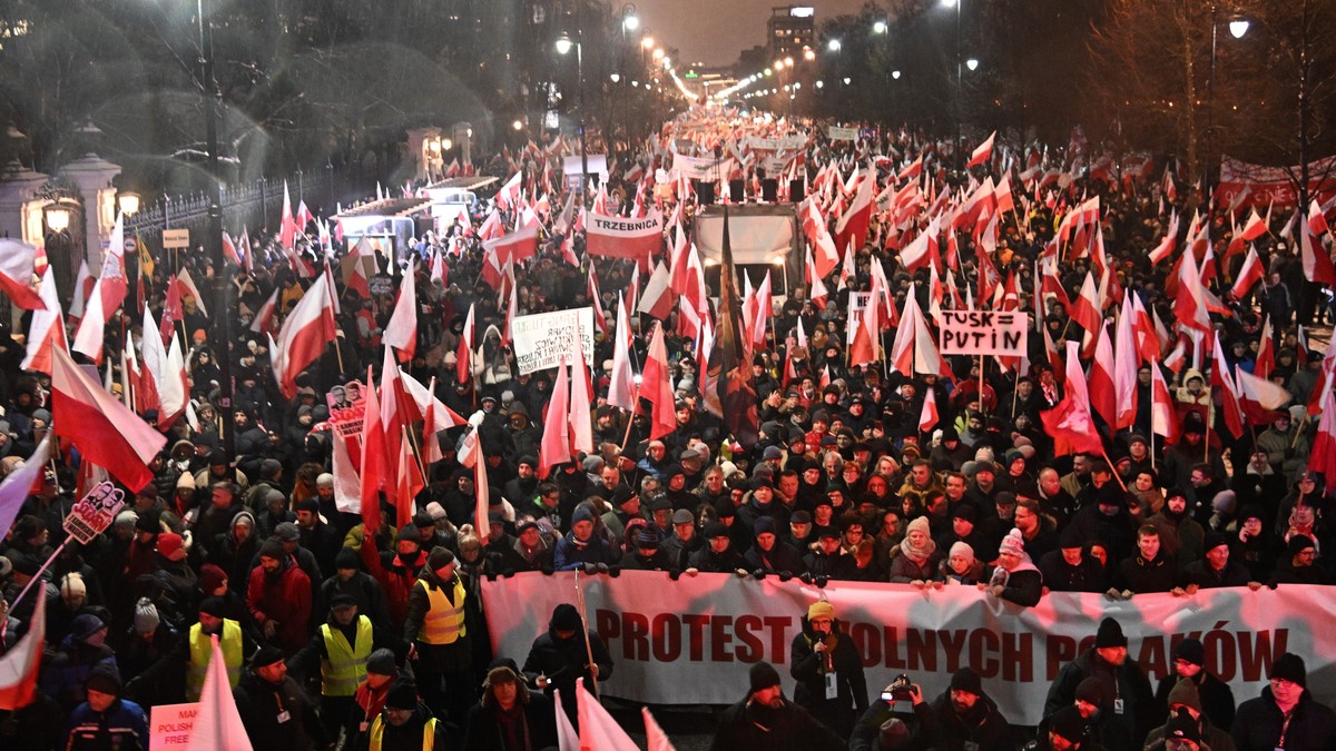 Dziesiątki tysięcy konserwatystów demonstruje w Polsce przeciwko rządowi