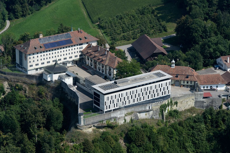 ARCHIV -- Die Strafanstalt Thorberg am Mittwoch, 6. Juli 2011 auf dem Thorberg bei Bern. Der Direktor der Berner Strafanstalten Thorberg steht in der Kritik und die Vorwuerfe wegen Fuehrungsmaengeln r ...