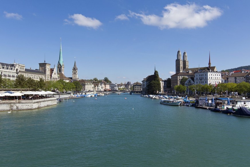 Blauer Himmel über Zürich.