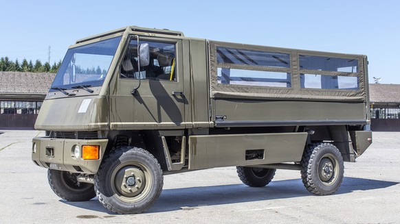 A Bucher Duro light lorry of the Swiss Armed Forces, pictured in Hinwil in the Canton of Zurich, Switzerland, on July 17, 2014. (KEYSTONE/GAETAN BALLY)

Ein Bucher Duro leicht Lastwagen der Schweizer  ...