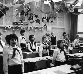 DDR-Pioniere im Klassenzimmer.
