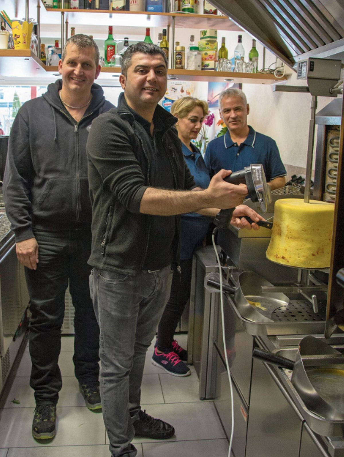 Der Cheebab lässt sich beliebig hoch stapeln: Erfinder Roland Rüegg, links, im «Kebab House» von Rebaz Said an der Grütstrasse in Gossau ZH.