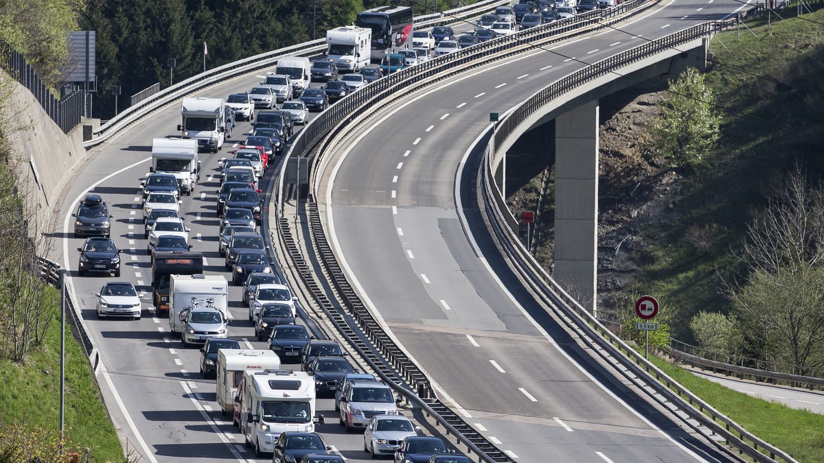 Oster-Stau vor dem Gotthard-Nordportal Richtung Sueden am Karfreitag, 14. April 2017, in Wassen. (KEYSTONE/Alexandra Wey)
