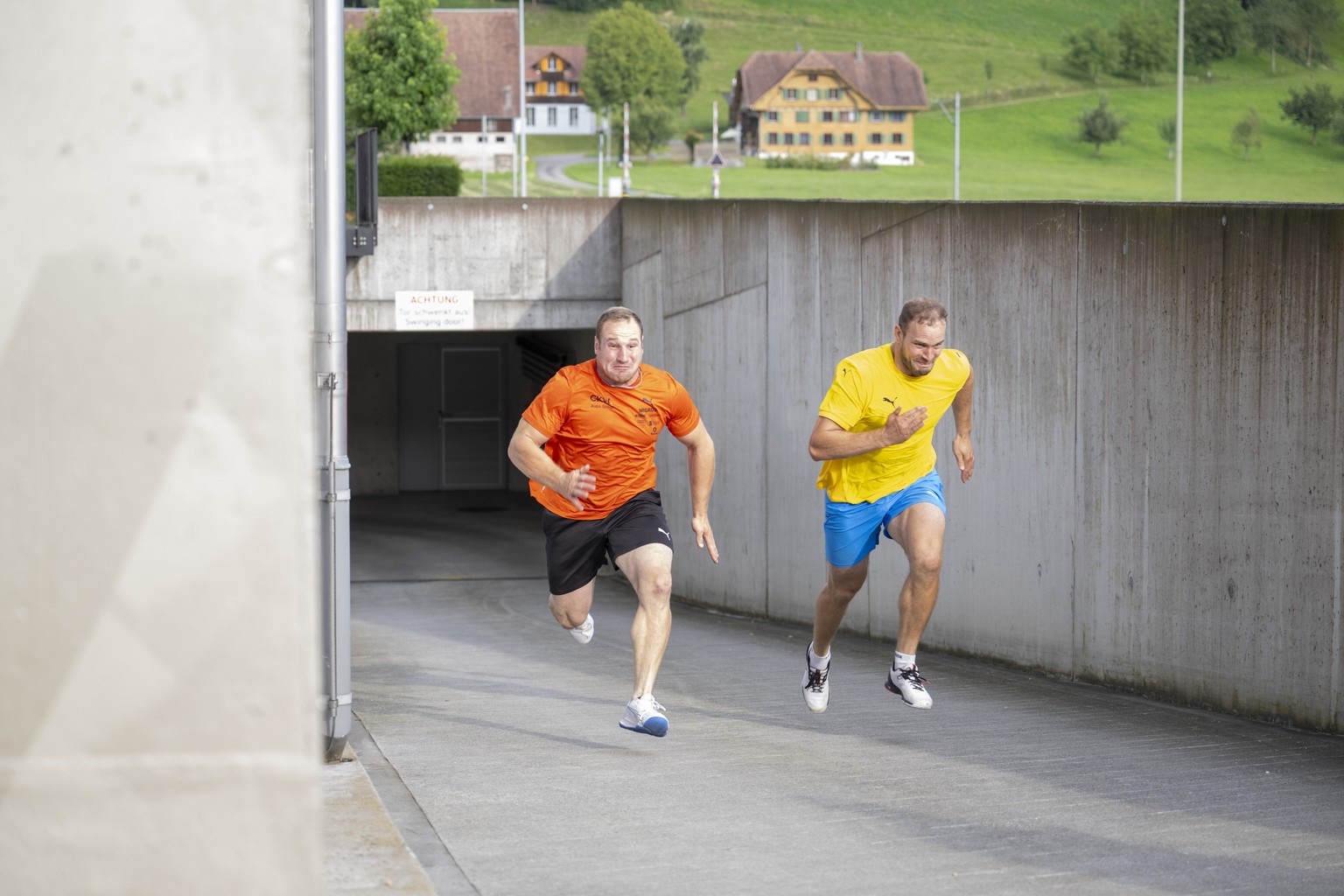 Der aktuelle Schwingerkoenig Joel Wicki, links, und der Eidgenosse Joel Ambuehl, rechts, bei Sprints vor dem Trainingszentrum Sportrock in Willisau am Mittwoch, 6. August 2025. Joel Wicki und Joel Amb ...