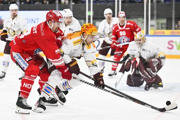 SC Rapperswil-Jona Lakers Jeremy Wick, links, gegen Genfs Valtteri Filppula im Eishockeyspiel der National League zwischen den Rapperswil-Jona Lakers und dem Geneve-Servette HC, am Dienstag, 20. Dezem ...