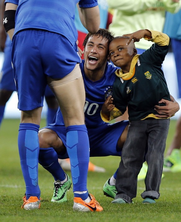 Die dicken Oberschenkel gehören Neo-Fotograf David Luiz. Neymar zeigt seine weissen Zähne, der Mini-Flitzer macht das doppelte Victory-Zeichen. Bei Joe Ackermann ein Problem, hier grosse Klasse.