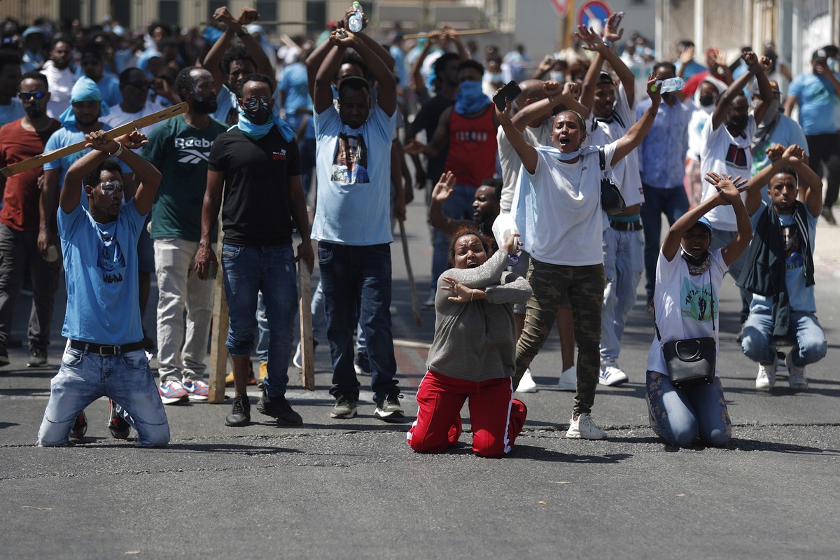epa10835689 Opponents of the Eritrean regime react during a protest against a pro-regime conference followed by clashes with Israeli police, in Tel Aviv, Israel, 02 September 2023. The protest was hel ...