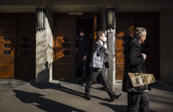 Staatsanwalt Marc Jean-Richard-dit-Bressel, Mitte, verlaesst das Volkshaus bei einer Unterbrechung am zweiten Prozesstag des Raiffeisen-Prozess des Zuercher Bezirksgerichts im Volkshaus, am Mittwoch,  ...