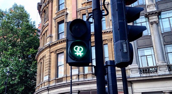 Während der Pride oder zum Jahrestag der Entkriminalisierung von Homosexualität trugen die Ampeln andere Schablonen.