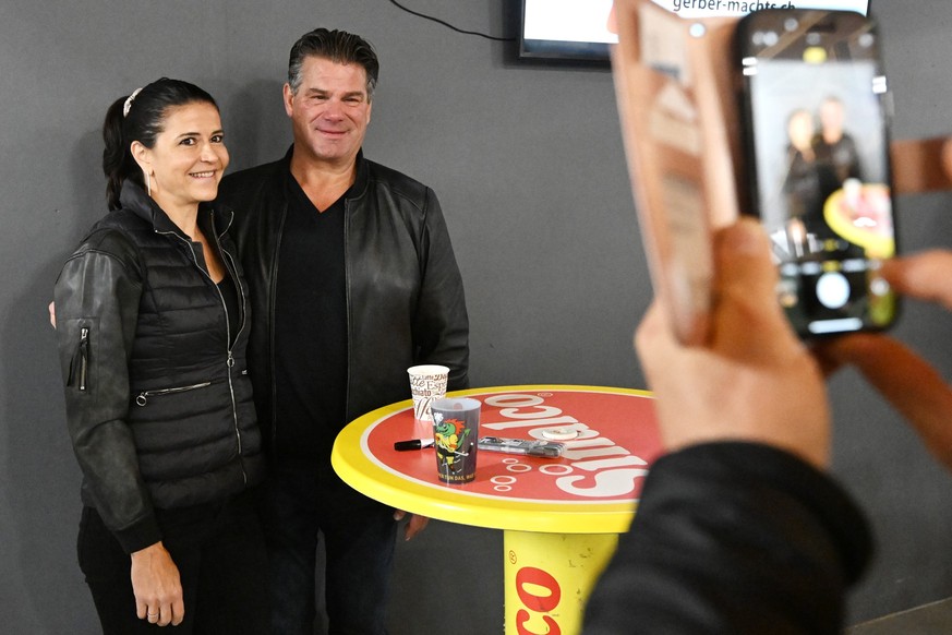 Todd Elik geniesst das dasein beim Schweizer Eishockey Cupl zwischen dem EHC Wicki-Muensingen (1.Liga) und dem EHC Olten (NLB), am Sonntag, 29. September 2024 im Sagibach in Wichtrach. Foto: Marcel Bi ...