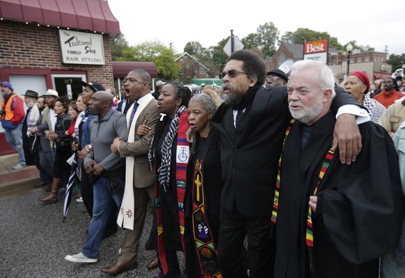 Zusammen mit anderen Geistlichen geht Bürgerrechtler Cornel West (Zweiter von rechts) vorneweg.