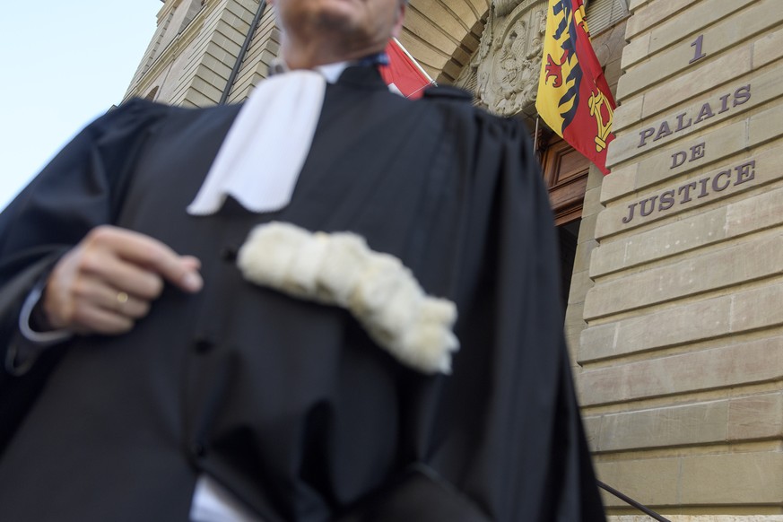 ARCHIVBILD ZUR VORSCHAU AUF DEM GERICHTSFALL ADELINE - EDITORS NOTE: GESTELLTE SZENE - SCENE POSEE --- Un avocat pose devant le Palais de justice a l&#039;occasion de la Semaine de la democratie ou le ...