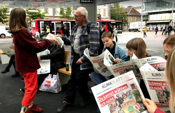 Klimastreiker verteilen das Klimablatt in Bern. 