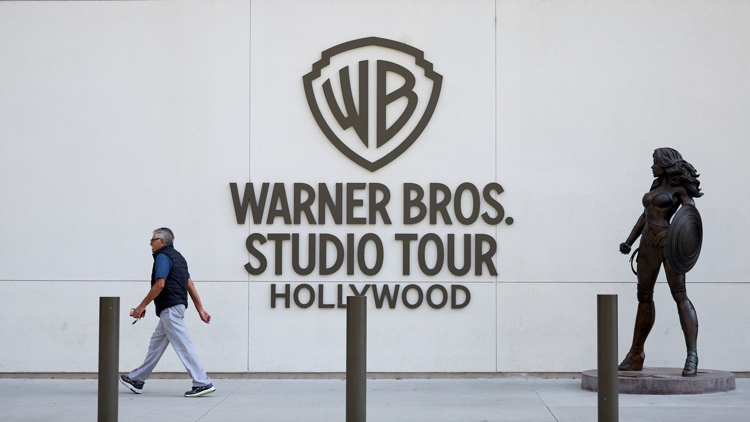 epa12370274 People walk by Warner Bros. Studios in Burbank, California, 11 September 2025. Paramount Skydance is preparing a bid for Warner Brothers Discovery, which owns HBO, CNN, and the Warner Bros ...
