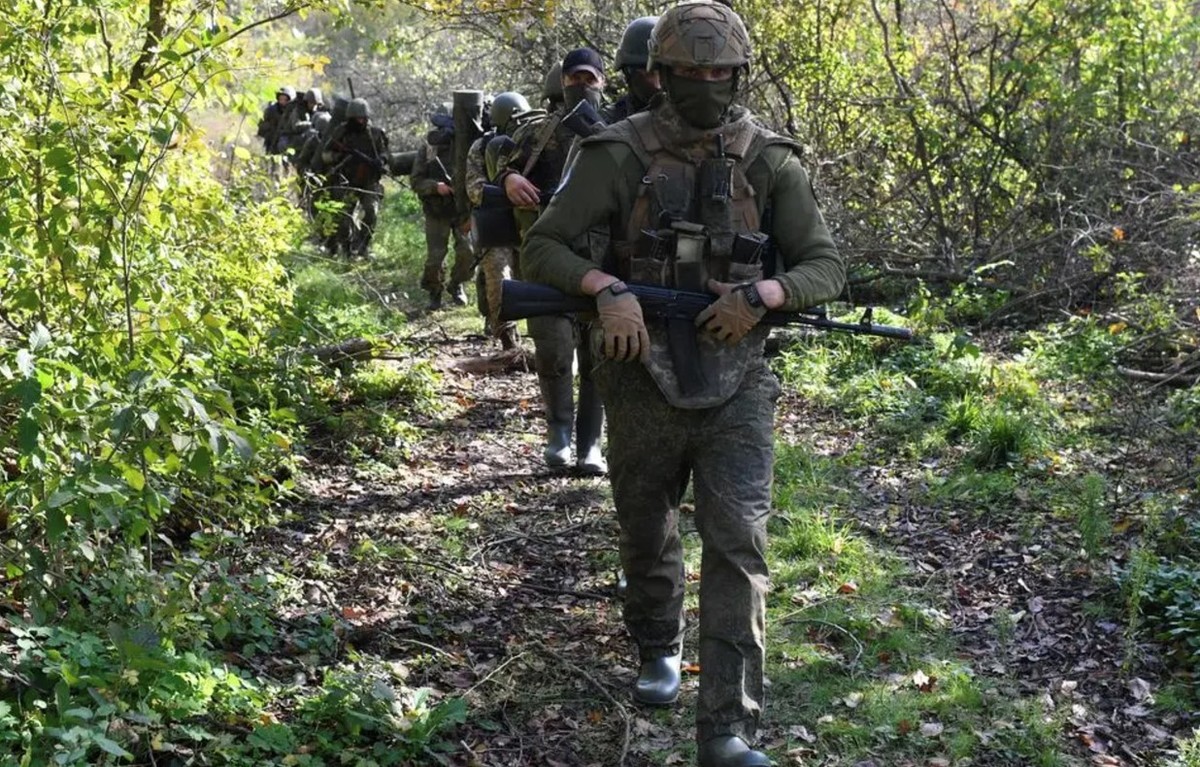 Ehemalige russische Strafgefangene beim Training in der Wagner-Gruppe: Gut ausgestattet scheint die Truppe nicht - die Soldaten marschieren in Gummistiefeln.