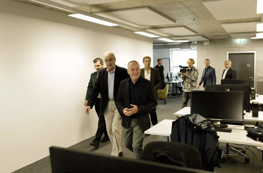 Bundespräsident Guy Parmelin trifft auf der Redaktion in Biel ein, im Vordergrund Stefan Niedermaier, Verleger des «Bieler Tagblatts».
