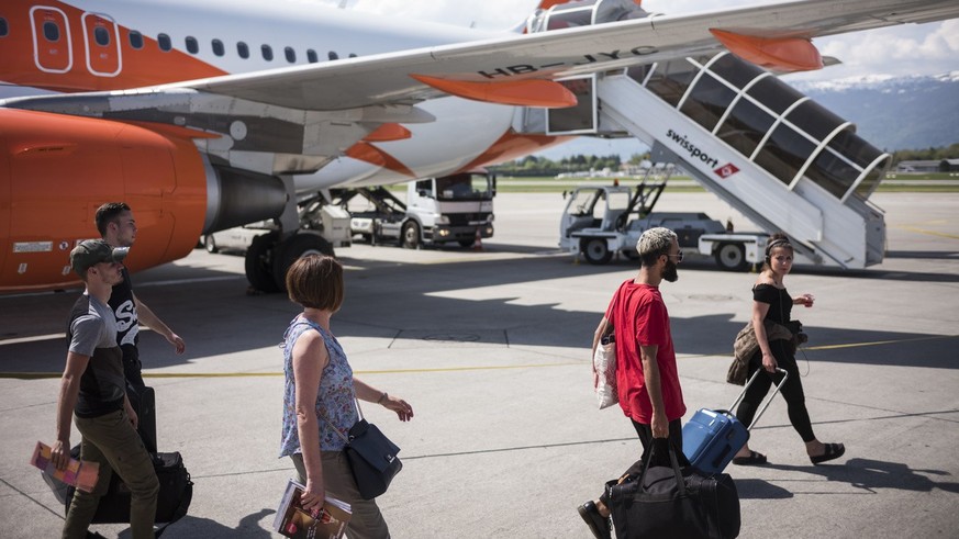 Passagiere verlassen das Flugzeug nach einem Europaflug der Fluggesellschaft Easyjet, am Sonntag, 22. April 2018 auf dem Flughafen Genf Cointrin. (KEYSTONE/Alessandro della Valle)