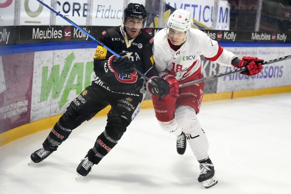 Gotterons Raphael Diaz, links, und Lausannes Floran Douay rechts, kaempfen um dem Puck, im ersten Eishockey Playoff-Viertelfinalspiel der National League zwischen den HC Fribourg Gotteron und Lausanne ...