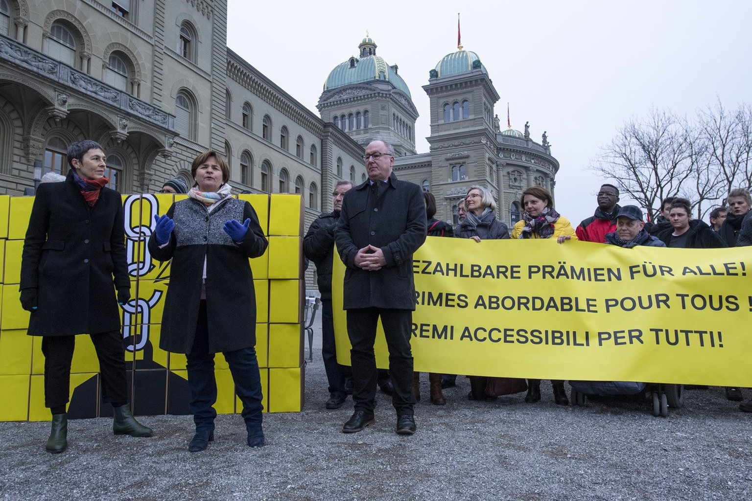 Nationalraetin, Barbara Gysin, SP/SG, Staenderatin, Marina Carobbio Guscetti, SP/Ti, Nationalrat, Pierre-Yves Maillard, SP/VD, von links, vor der Einreichung der Unterschriften fuer ihre Praemien-Entl ...