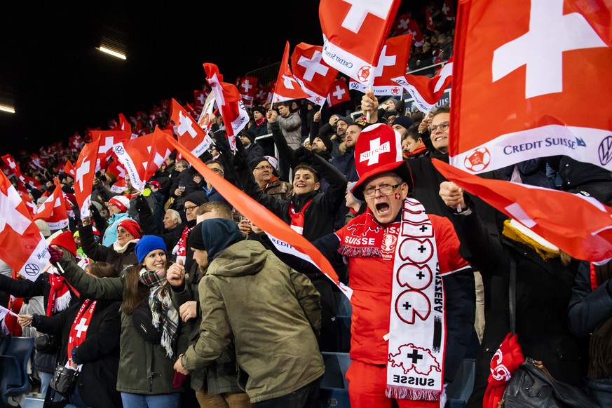 Swiss fans cheer during the 2022 FIFA World Cup European Qualifying Group C match between Switzerland and Bulgaria at the Swissporarena stadium in Lucerne, Switzerland, Monday, November 15, 2021. (KEY ...