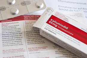 Werden Jodtabletten rechtzeitig eingenommen, verhindern sie, dass sich radioaktives Jod in der Schilddrüse anreichert.&nbsp;