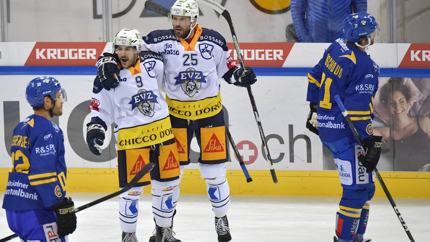 Jubel bei den Zugern nach ihrem 0:1 Fuehrungstreffer mit Garrett Roe (US) und dem Torschuetzen Viktor Stalberg (SW), Mitte, rechts, sowie die enttaeuschten Davoser Noah Schneeberger, links und Claude- ...