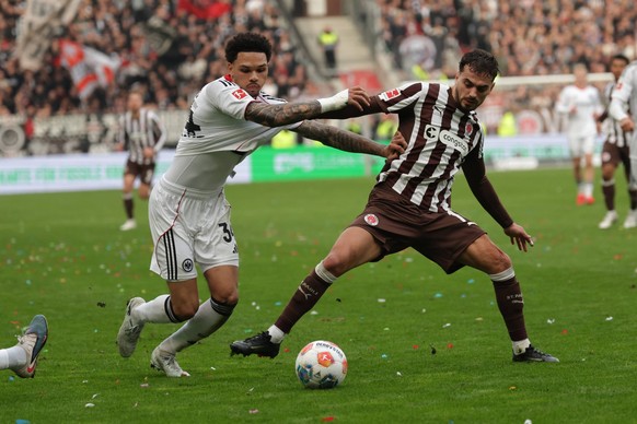 2026.03.08 xfsx Fussball 1. Bundesliga FC St. Pauli - Eintracht Frankfurt v.l. Nnamdi Collins Eintracht Frankfurt ,34 , Danel Sinani FC St. Pauli ,10 in aktion, in action DFL regulations prohibit any  ...