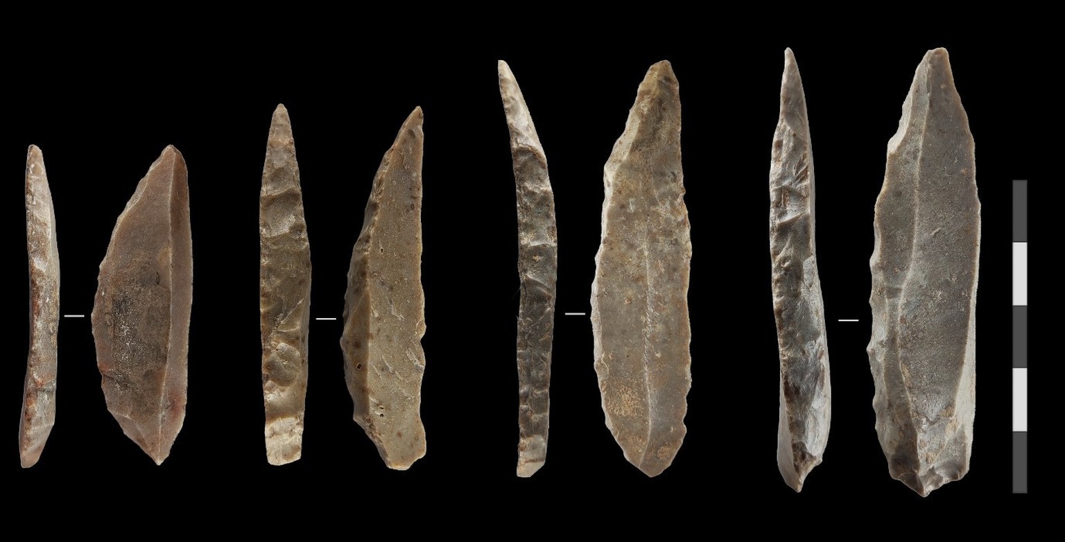 Steinerne Messer, die vermutlich durch die letzten Neandertaler in Frankreich und Nordspanien gefertigt wurden. 
https://www.universiteitleiden.nl/nieuws/2022/10/archeologen-komen-met-nauwkeuriger-sch ...