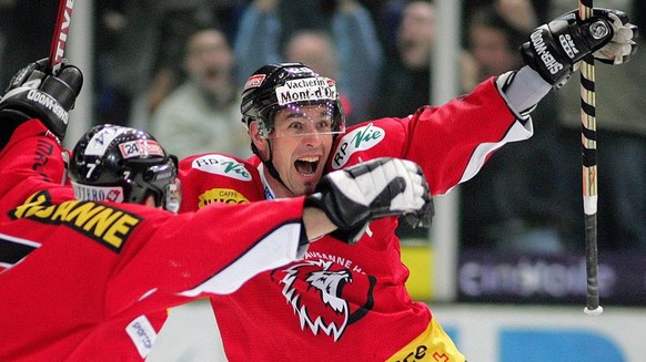 Le Lausannois Pascal Schaller, droite, saute de joie apres avoir inscrit le goal de la victoire lors des prolongations du 3eme match de promotion-relegation LNA/LNB Lausanne Hockey Club contre EHC Bas ...