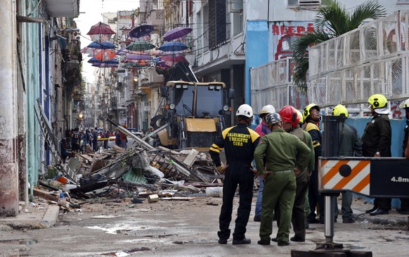 epa10900188 Rescuers work on the site of a collapsed building in Havana, Cuba, 04 October 2023. Cuban authorities confirmed on 04 October the death of a second rescue worker who was looking for people ...