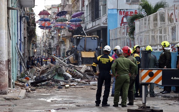 epa10900188 Rescue workers work at the site of a collapsed building in Havana, Cuba, October 4, 2023. Cuban authorities confirmed on October 4 the death of a second rescue worker who was searching for people...