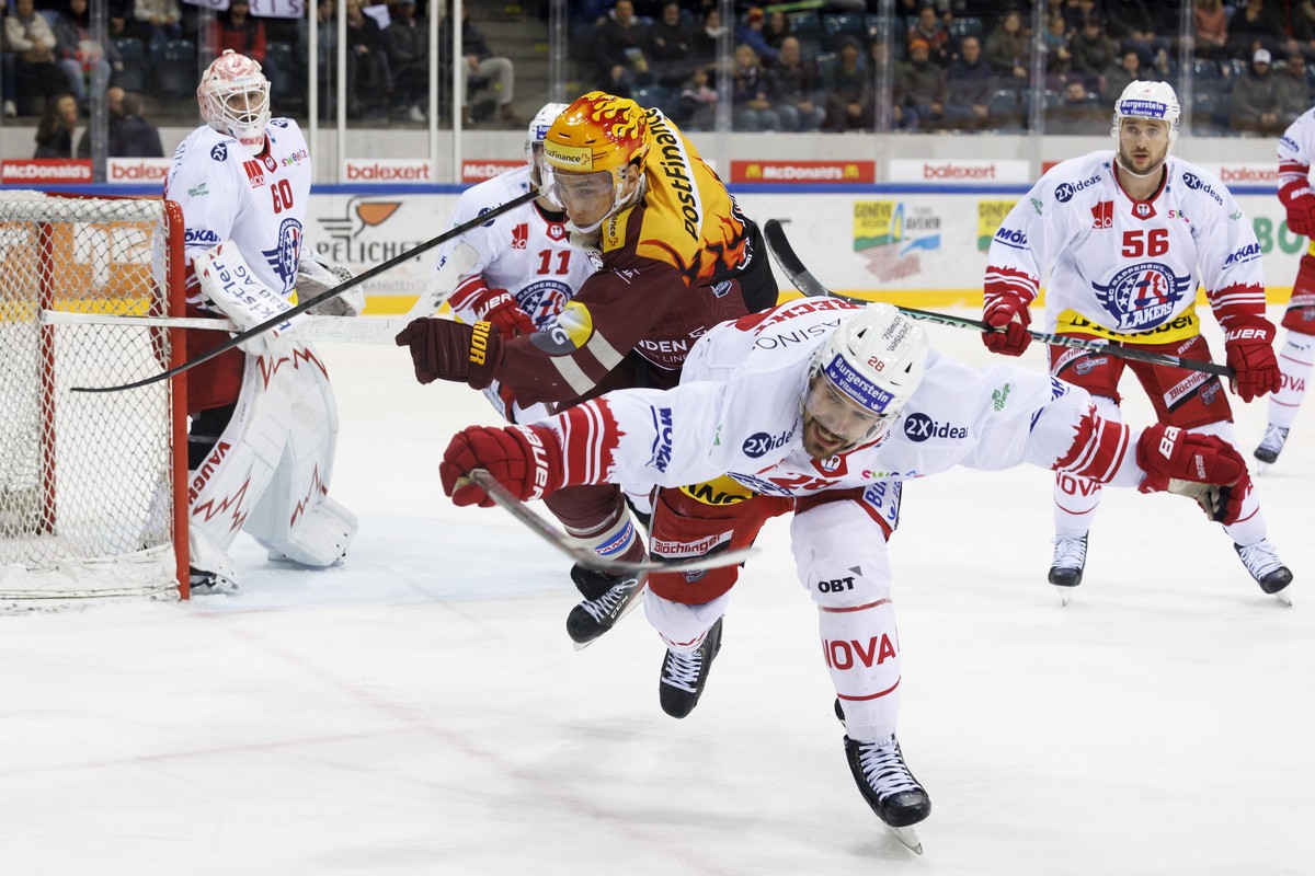 Geneve-Servette's forward Valtteri Filppula, left, vies for the puck with Lakers' forward Yannick-Lennart Albrecht, right, during a National League regular season game of the Swiss Champions ...