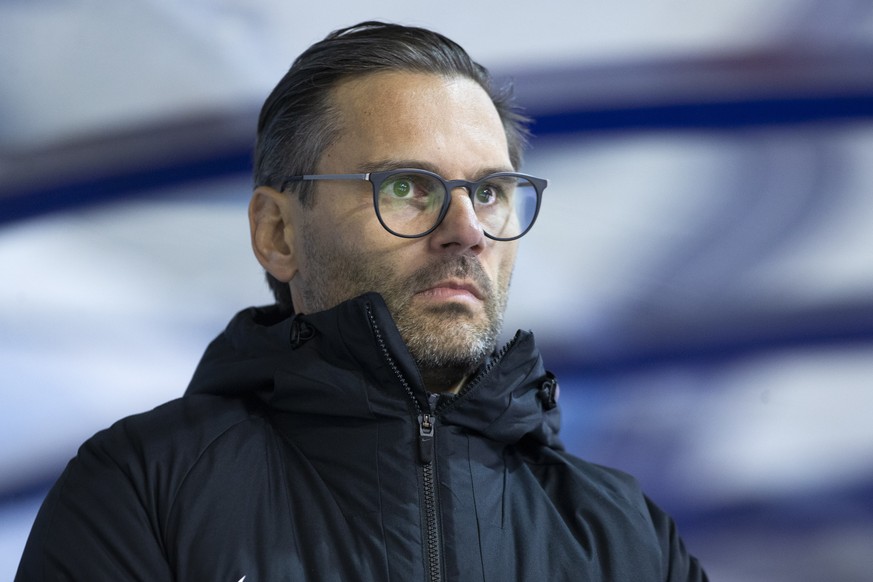 ARCHIV -- THIERRY PATERLINI WIRD AB SAISON 2022/23 NEUER TRAINER DES HC LANGNAU TIGERS -- Thierry Paterlini, Head coach of HC, looks the game, during the Swiss Ice Hockey Cup first round game of betwe ...