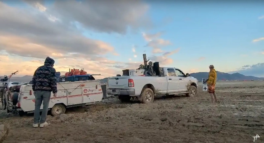 Burning Man 2023 – Autos, die im Schlamm stecken.