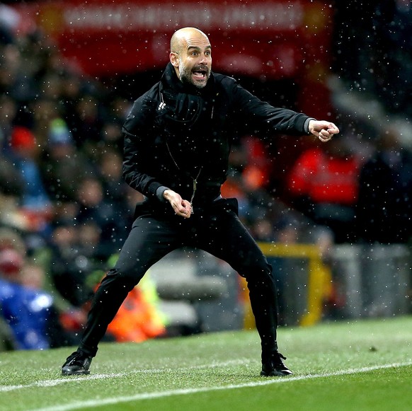 epa06381913 Manchester United&#039;s manager Jose Mourinho (L) and Manchester City&#039;s manager Pep Guardiola (R) during the English premier league soccer match between Manchester united and Manches ...