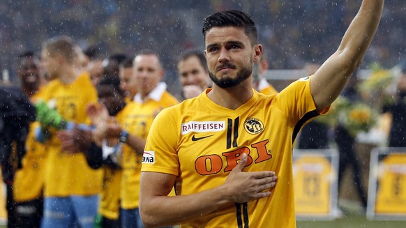 epa07600325 YB&#039;s Loris Benito at his farewell, prior the Swiss Super League soccer match between the Bernese Young Boys (YB) and FC Lucerne in Berne, Switzerland, 25 May 2019. EPA/PETER KLAUNZER