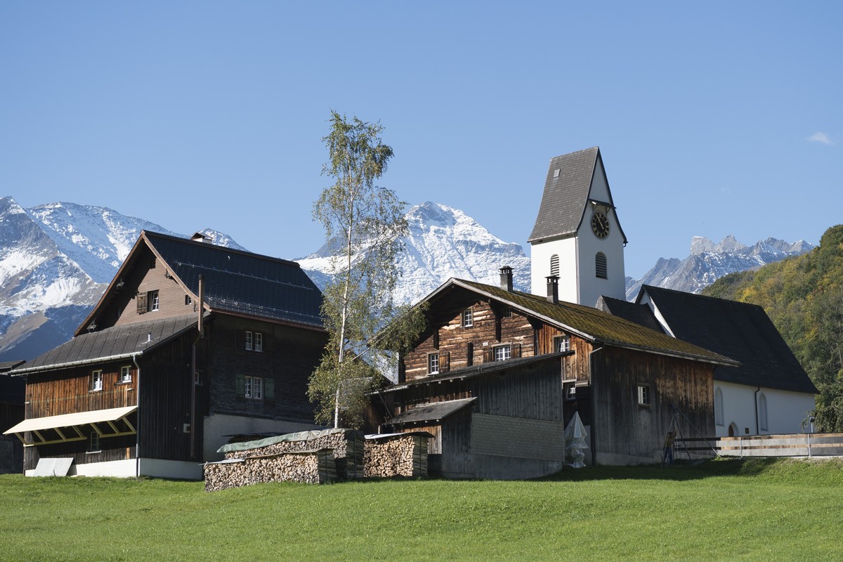 Blick auf das Dorf Elm, aufgenommen am Mittwoch, 30. September 2015, in Elm. (KEYSTONE/Gian Ehrenzeller)