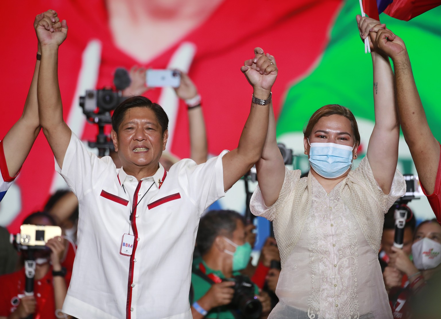 epa09932055 Presidential candidate Ferdinand &#039;Bongbong&#039; Marcos Junior (L), son of former president Ferdinand Marcos and Vice-presidential candidate Sara Duterte-Carpio (R), daughter of Presi ...