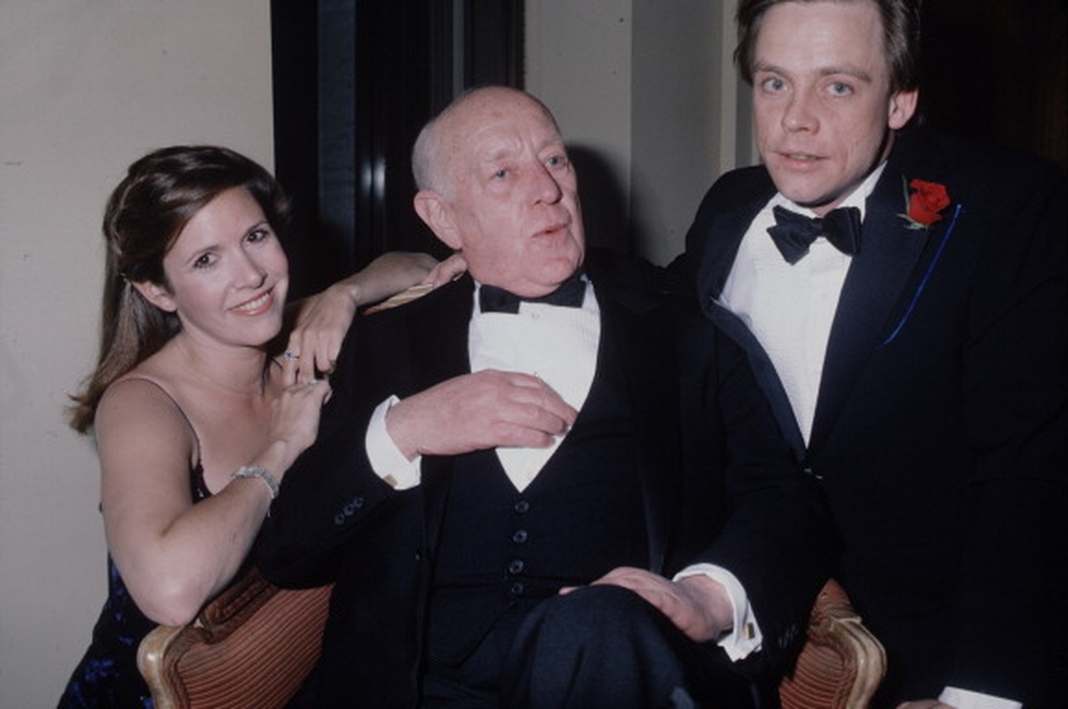 Carrie Fisher, Sir Alec Guinness und Mark Hamill 1987 bei einer Feier zum zehnjährigen von Star Wars. Getty Images