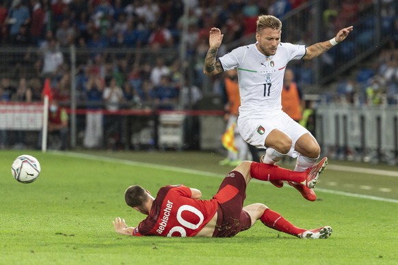 epa09450267 Switzerland&#039;s Michel Aebischer (L) fights for the ball against Italy&#039;s Ciro Immobile during the 2022 FIFA World Cup European Qualifying Group C soccer match between Switzerland a ...