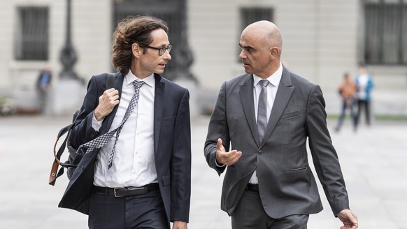 Bundesrat Alain Berset, rechts, schreitet mit seinem Kommunikationschef Peter Lauener zur Medienkonferenz, an welcher er im Anschluss an die Sitzung des Bundesrates die Eroerterungen der Regierung zur ...