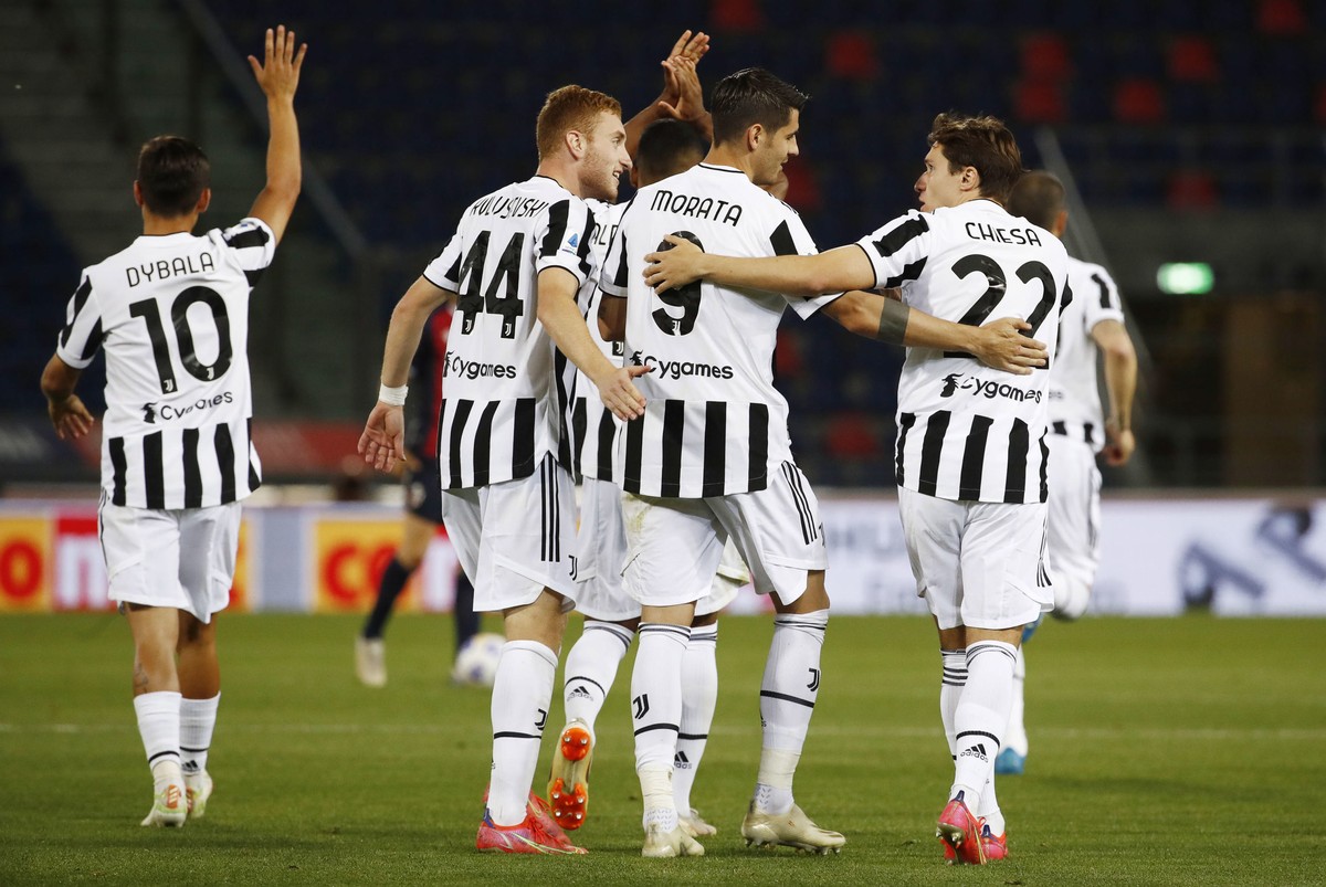 epa09224222 Juventus' Alvaro Morata (C) jubilates with his teammates after scoring his second goal during the Italian Serie A soccer match Bologna FC vs Juventus FC at Renato Dall'Ara stadiu ...