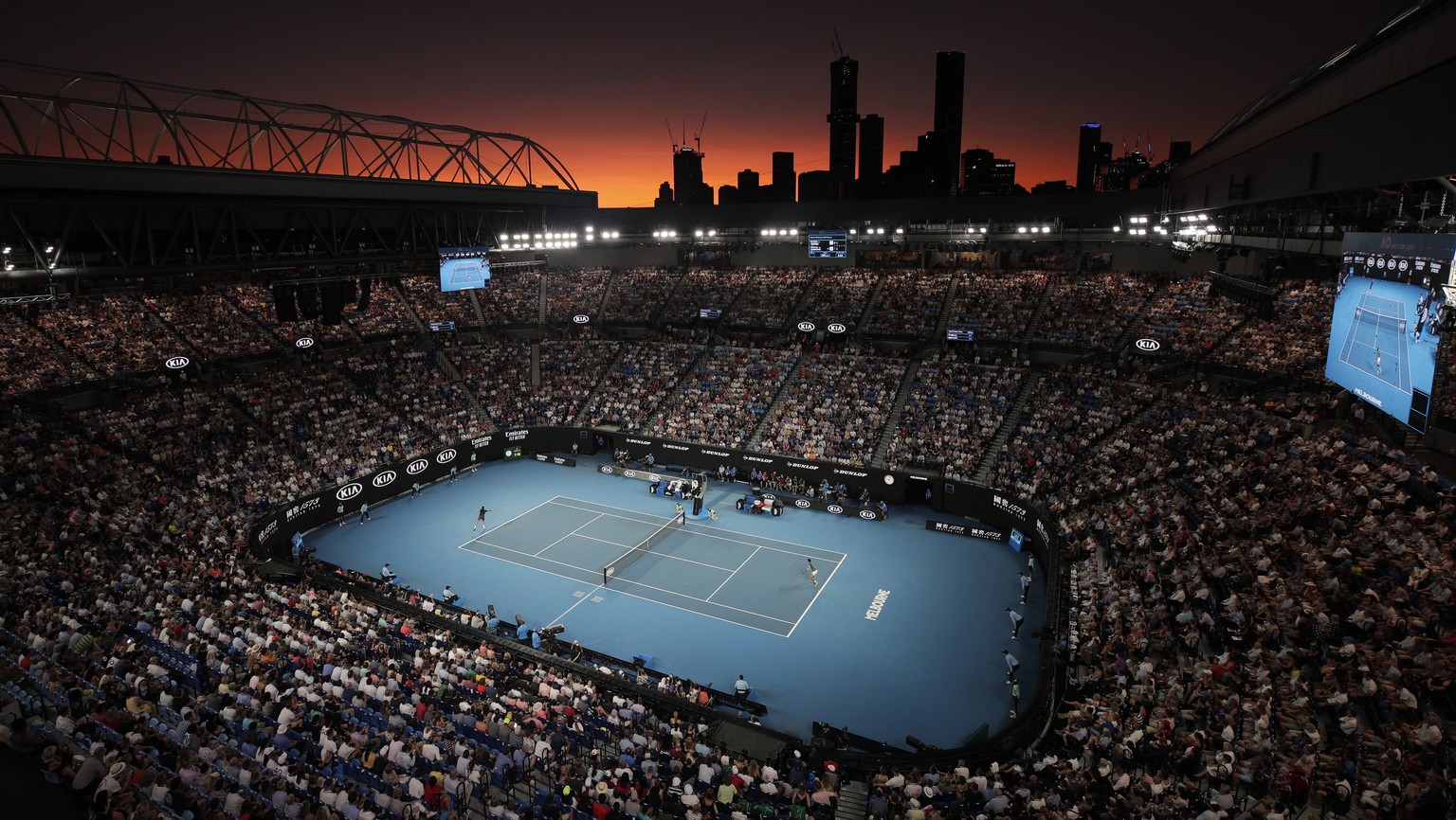 ARCHIVBILD ZUR MELDUNG, DASS ROGER FEDERER DIE AUSTRALIAN OPEN VERPASST --- Switzerland&#039;s Roger Federer and Serbia&#039;s Novak Djokovic play their semifinal match on Rod Laver Arena as the sun s ...