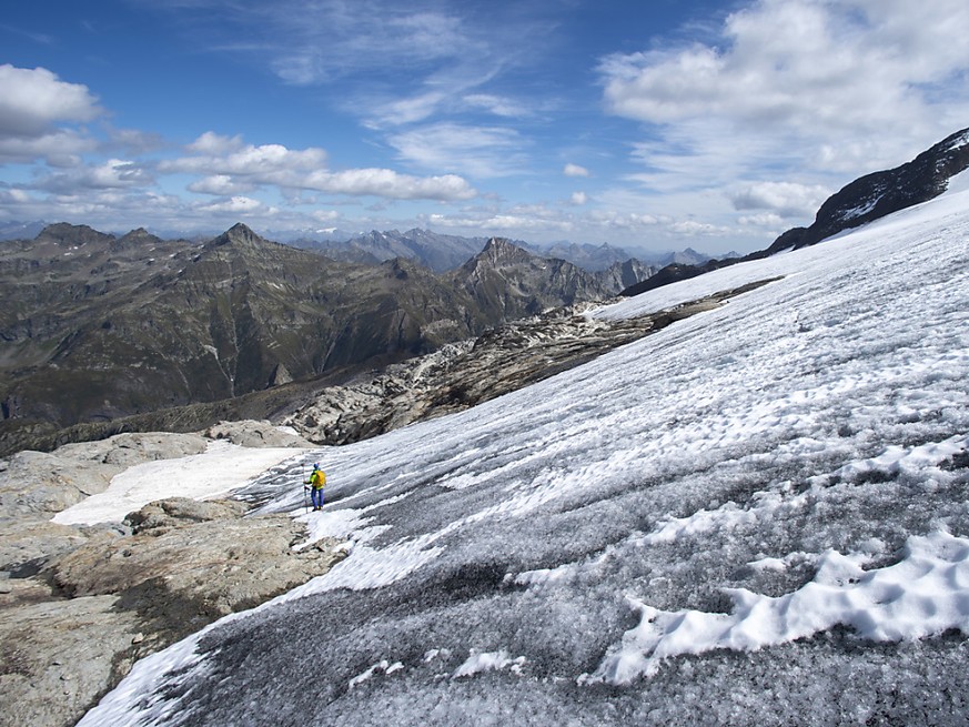 Der Trend zum Rückzug der Gletscher in der Schweiz, hier der Basodino-Gletscher im Tessin, hat auch im hydrologischen Jahr 2018/2019 angehalten. (Archivbild)