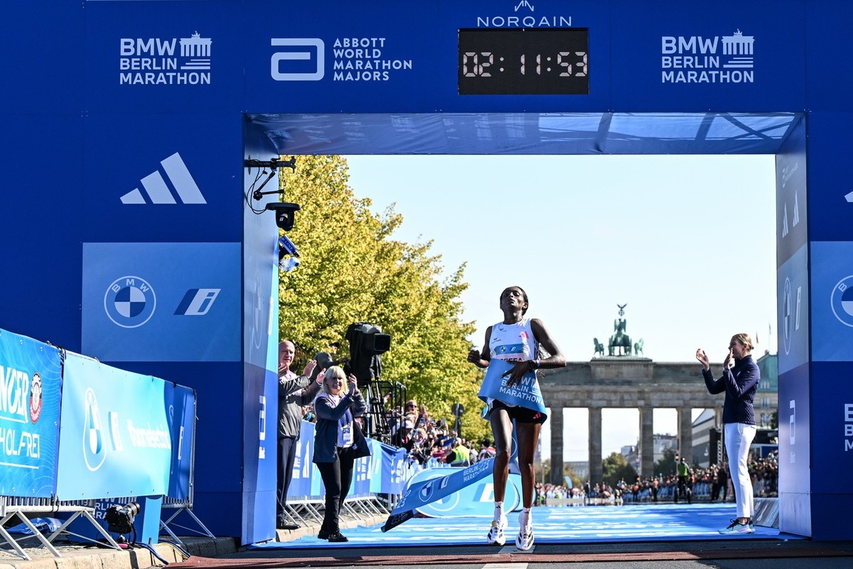 epa10880172 Tigst Assefa of Ethiopia celebrates winning the women's race of the Berlin Marathon 2023, in Berlin, Germany, 24 September 2023. EPA/Filip Singer
