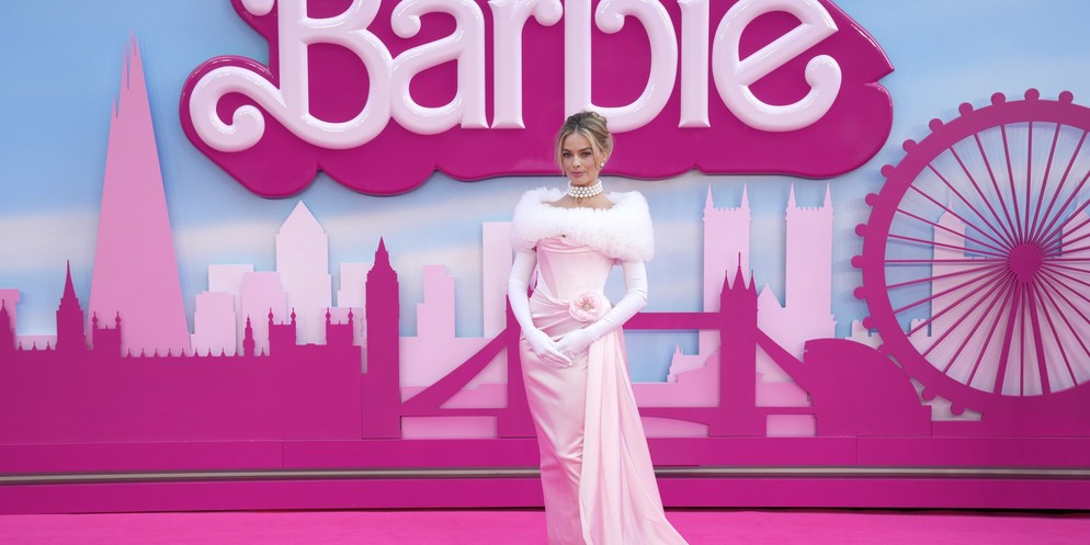 Barbie-Darstellerin Margot Robbie kommt in rosa zur Premiere von Barbie.