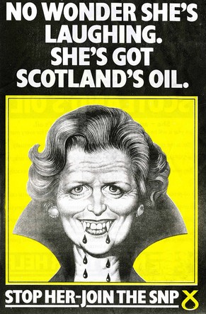 Ein Plakat der SNP aus dem Jahr 1972 portratiert die britische Premierministerin Thatcher als gierigen Öl-Vampir.