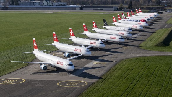 Parked planes of the airline Swiss at the airport in Duebendorf, Switzerland on Monday, 23 March 2020. The bigger part of the Swiss airplanes are not in use due to the outbreak of the coronavirus. (KE ...
