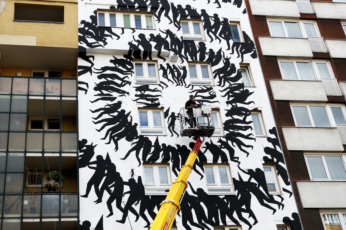epa06205853 The artist David de la Mano works on his street art painting (R) on the outskirts of a residential house near the Uban Nation Museum in Berlin, Germany, 15 September 2017. The Urban Nation ...